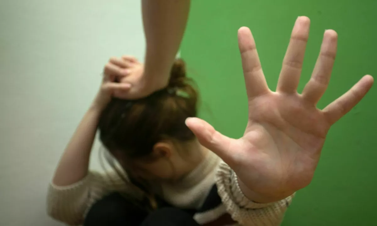 Dolgih enajst let se je bivši hrvaški pomorščak znašal nad ženo, jo držal nad prepadom, ji grozil s smrtjo ter jo posiljeval.