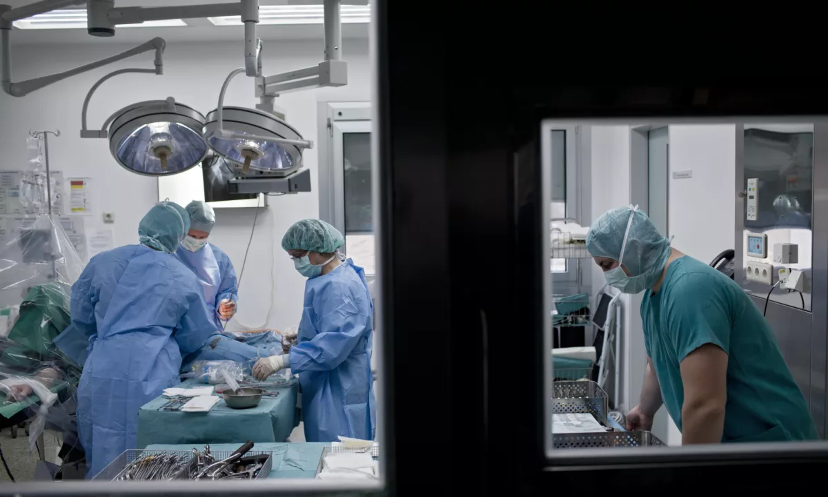 Predlog nacionalnega načrta za zdravstvo, o katerem bodo odločali poslanci, napoveduje odpravo dosedanjega sistema koncesij. O tej poti se niso strinjali niti v vladni koaliciji.