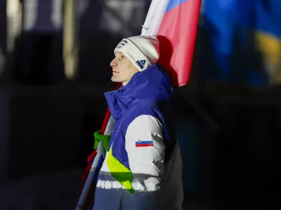 Italija, Predazzo.Otvoritvena slovesnost zimskih olimpijskih iger Milano Cortina 2026 v Predazzu.Slovenski zastavonosa Domen Prevc na mimohodu.