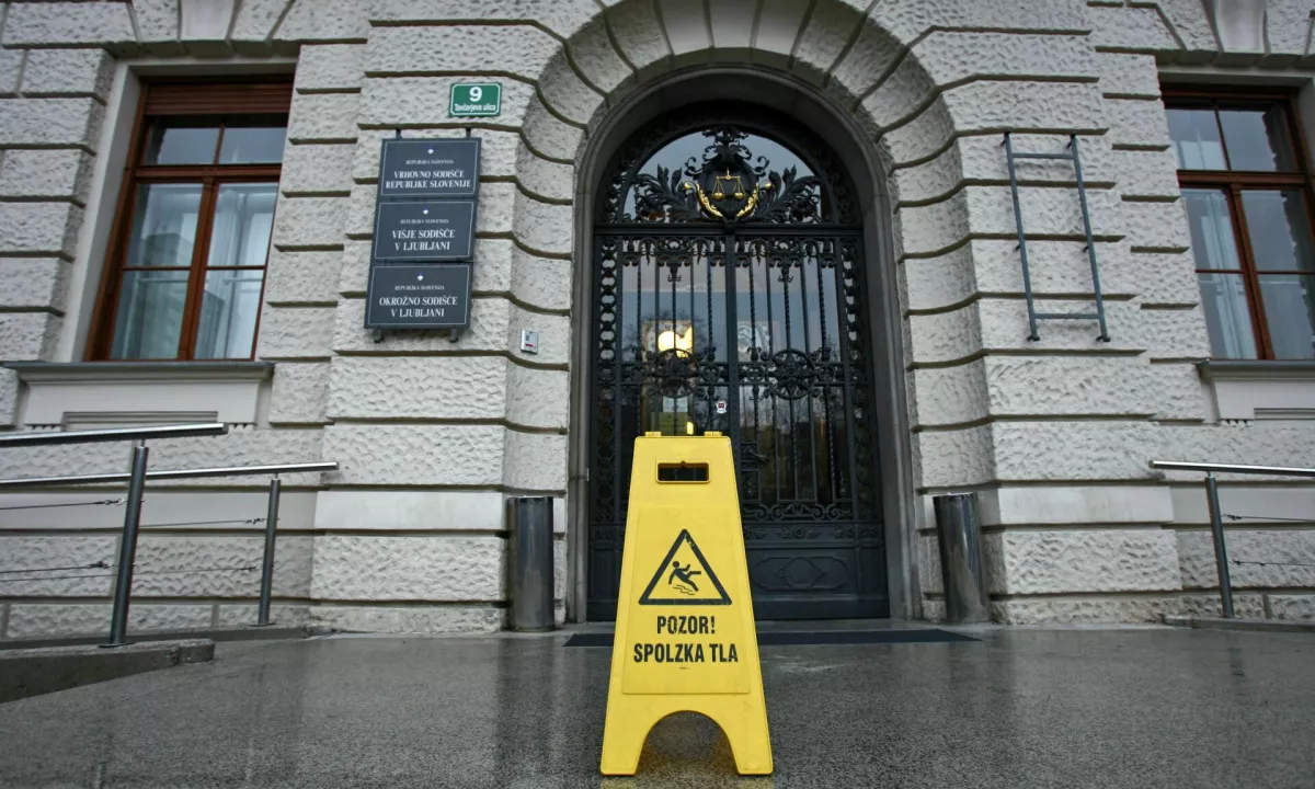 Sosedo je žalil, ponoči je trkal na njihovo okno, porušil jim je pesjak. Od sina je večkrat zahteval denar.