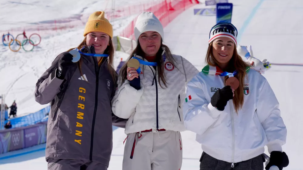 08 February 2026, Italy, Cortina d'Ampezzo: (L-R)&nbsp;Germany's silver-medallist Emma Aicher, US' gold-medallist Breezy Johnson and Italy's bronze-medallist Sofia Goggia celebrate after the Women's Downhill Alpine Skiing competition during the 2026 Winter Olympic Games Milan-Cortina. Photo: Michael Kappeler/dpa