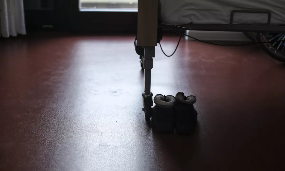 Sumijo namreč, da bi ga lahko zastrupila njegova negovalka in si prilastila njegovo imetje. Zastopa jo zloglasna avstrijska odvetnica, ki brani tudi Josefa Fritzla in Slovenca, obtoženega umora avstrijske vplivnice.