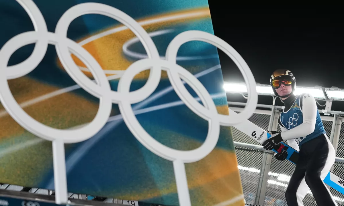 Slovenija danes napada drugo kolajno na 25. zimskih olimpijskih igrah, v ognju pa bodo Domen Prevc, Anže Lanišek in Timi Zajc.