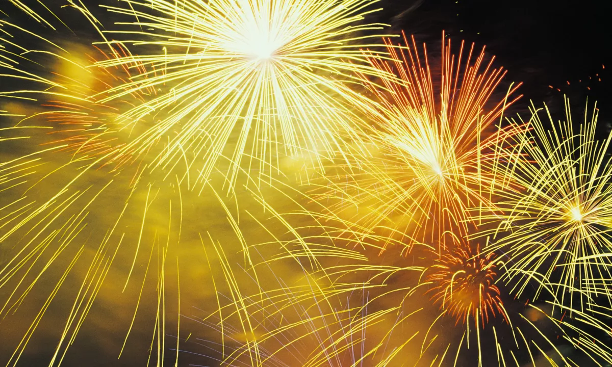 Poročali smo, da je v žensko priletel del pirotehnike, a je očitno šlo za nekaj hujšega. Zadel naj bi jo naboj oziroma njegov odkrušek.