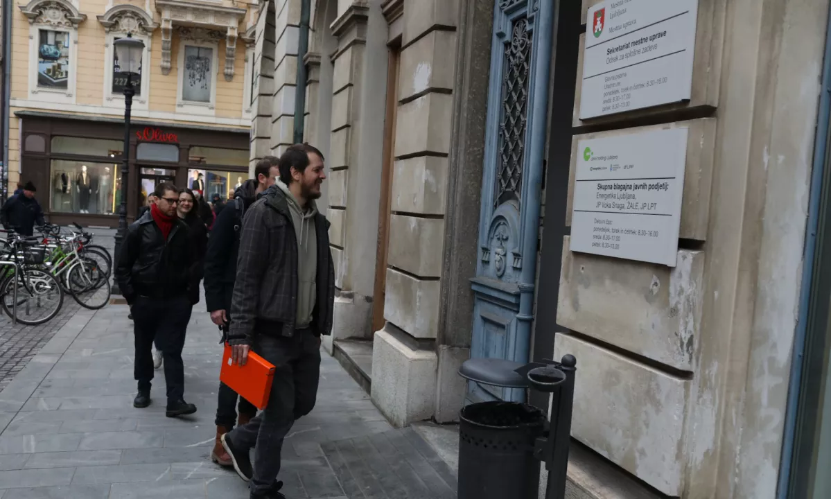 Skoraj mesec dni po spremembi se stanje še vedno ni izboljšalo, trdijo stanovalci.