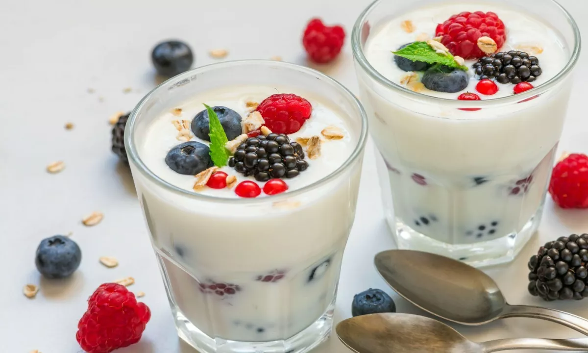 Obisk hladilnika v poznih večernih urah se prepogosto konča z nezdravo izbiro, ki moti spanec in prispeva k pridobivanju telesne teže.