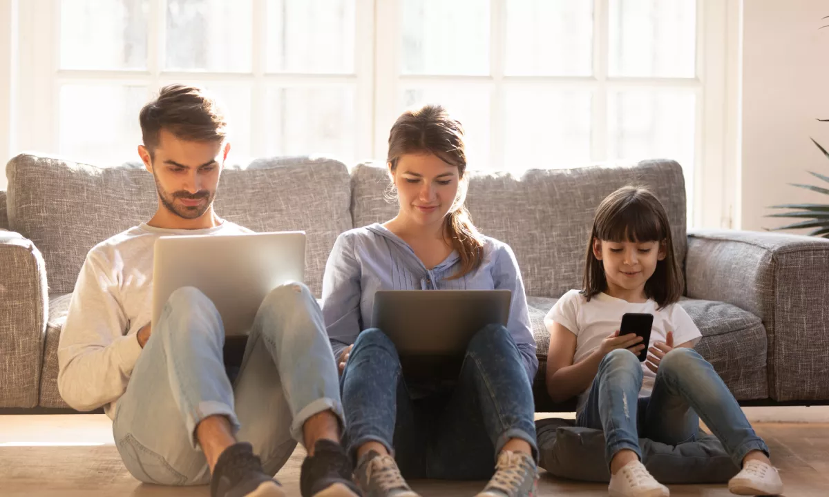 Število ruskih otrok, ki se šolajo na domu, je močno naraslo, saj jih starši vse pogosteje izpisujejo iz šol zaradi okrepljene vojne propagande in ideološkega pritiska v izobraževalnem sistemu.