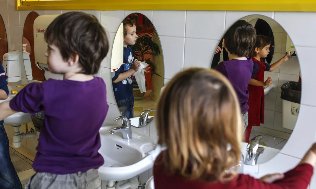 Občine vključevanje najmlajših rešujejo zelo različno, odgovornost pa se pogosto prelaga med vrtci in občino.