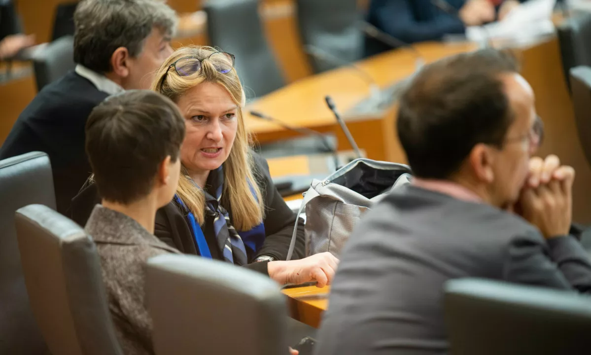 Vrstijo se primeri, ko skupine mladoletnikov odrasle moške po spletu zvabijo v past pod pretvezo, da so deček ali deklica, mlajša od 15 let.