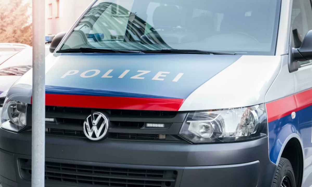 Policisti so razrešili skrivnost nenadnega slabega počutja 33 gostov.