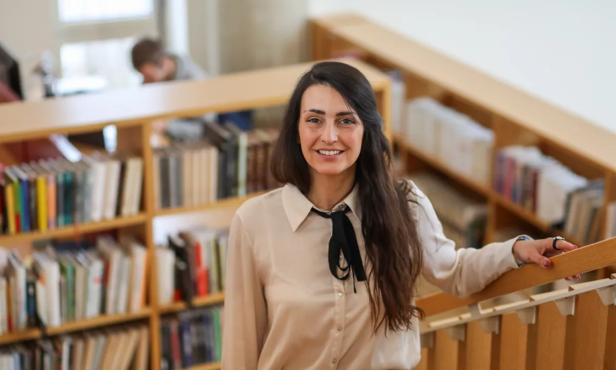 V Mestni knjižnici Grosuplje dela knjižničarka z zanimivo življenjsko zgodbo. Preden se je našla med knjižnimi policami, je znatni del svojega delovnika preživela visoko nad tlemi.