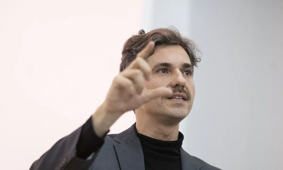 Pred volitvami večina strank obljublja razbremenitev plač, vsi naj bi imeli več: zaposleni, podjetniki, obrtniki. Kje vzeti denar, da bi bile javne finance za silo vzdržne, morda (spet) v nepremičninskem davku?