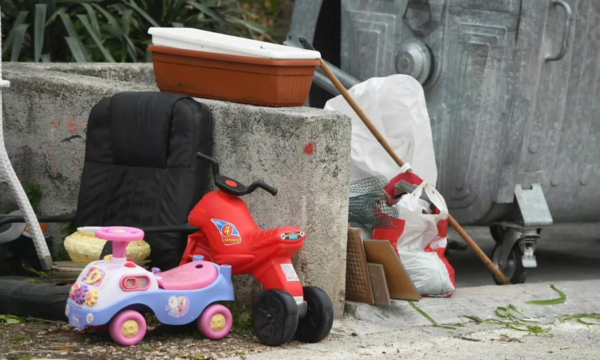 Triletni Elias je umrl zaradi hude zlorabe, sestradanosti in dehidracije.