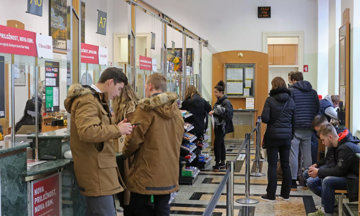 Zakon prihaja v času, ko Pošta Slovenije skrajšuje delovni čas nekaterih poslovalnic in spreminja načine prevzemanja pošiljk.