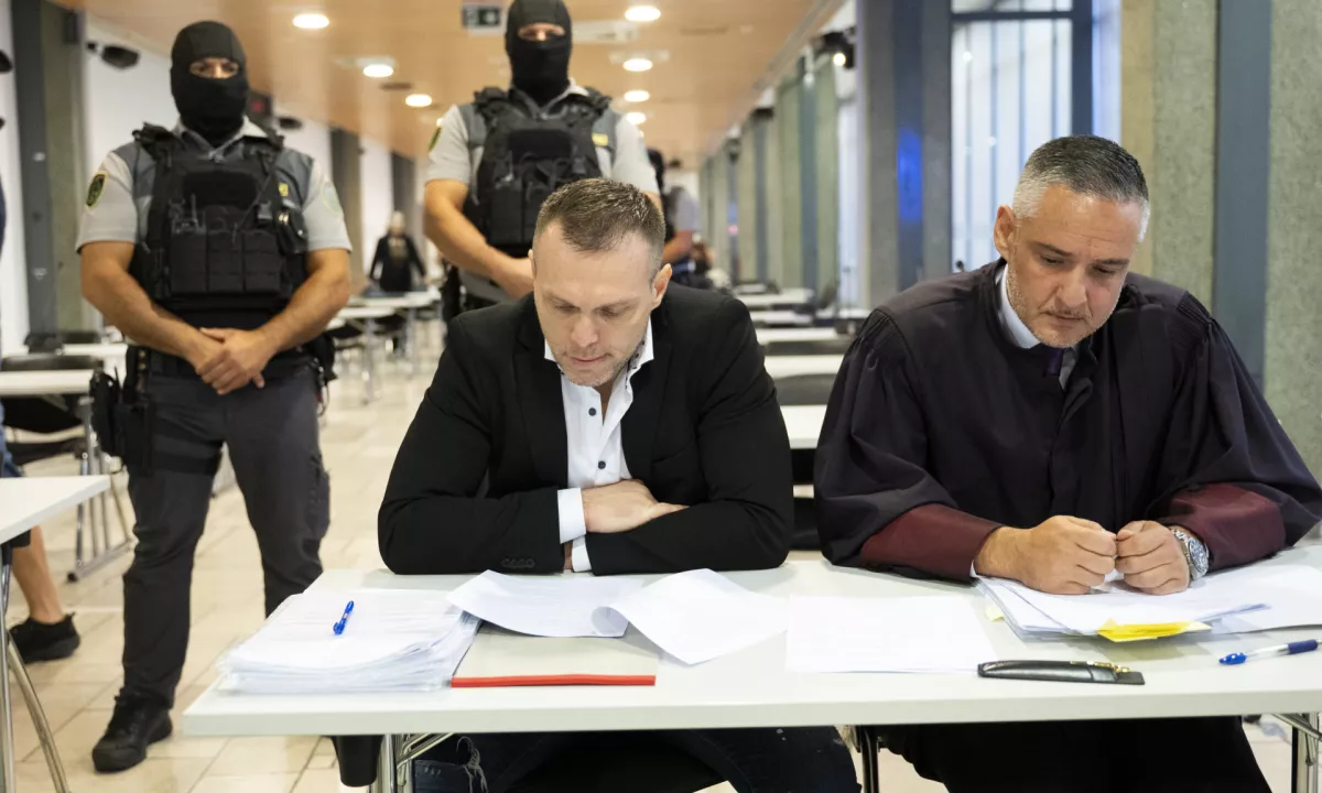 Zaslišanje so zelo hitro prekinili, ker obramba ni vedela, kaj vse je v preiskavi počel policist in v kakšnih vlogah je nastopal.