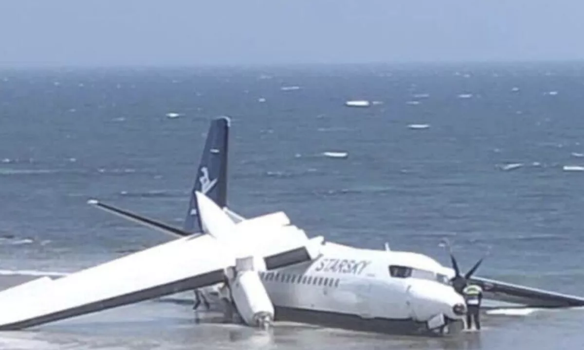 V Mogadišu se je v torek zgodil nevaren incident, v katerem je potniško letalo tipa fokker 50 pri pristajanju zapeljalo s steze in končalo na obali, praktično v vodi.