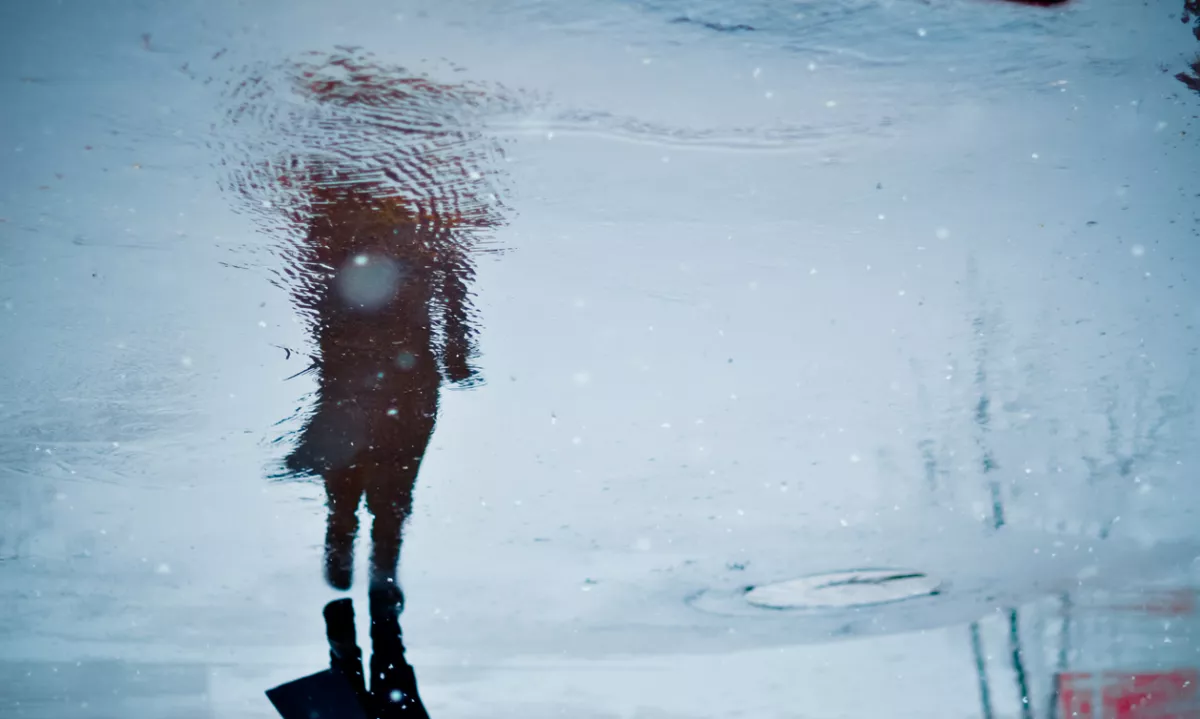 Dež, megla in pomanjkanje sonca niso le neprijetni za sprehode, ampak dokazano vplivajo na našo biokemijo in razpoloženje. A obstajajo načini, kako prelisičiti turobnost.