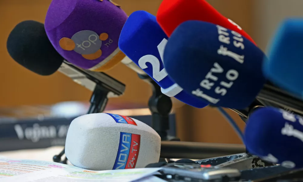 simbolična fotografija - medijska hi&scaron;a Nova 24 TV, 24 UR POP - RTV - - mikrofon - mediji -//FOTO: Tomaž Skale