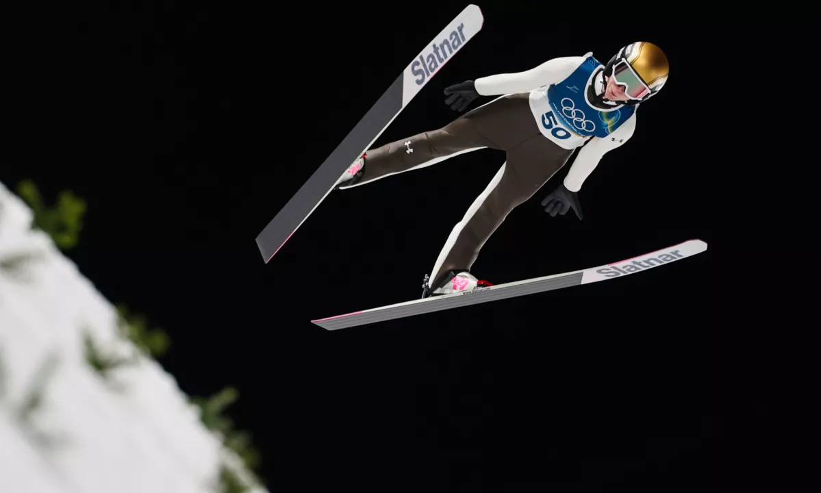 Ob 18.45 se je na olimpijskih igrah začela tekma mešanih ekip na srednji skakalnici. Po prvi seriji Sloveniji kaže odlično, saj je zanesljivo na prvem mestu.