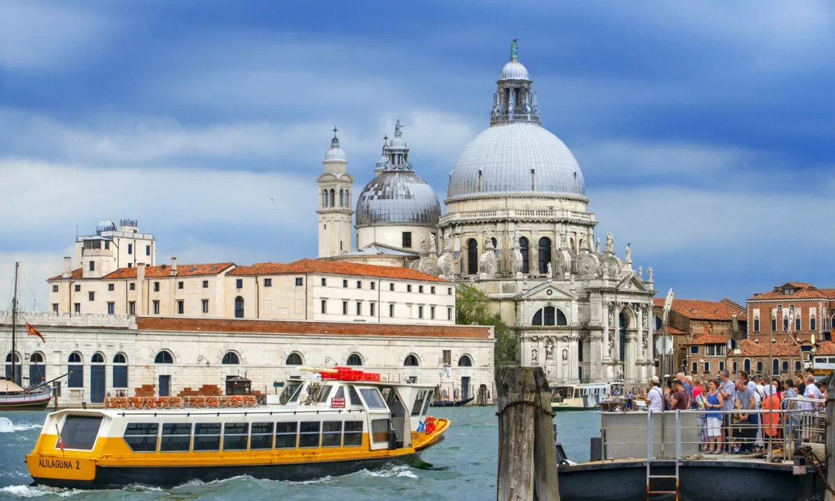 V nedeljo, 8. februarja, so bili prebivalci in obiskovalci Benetk priča srhljivim prizorom. Veliki kanal (Canal Grande) se je spremenil v prizorišče kaosa, ko je trajekt podjetja Alilaguna zaradi tehnične napake trčil v gondoli.