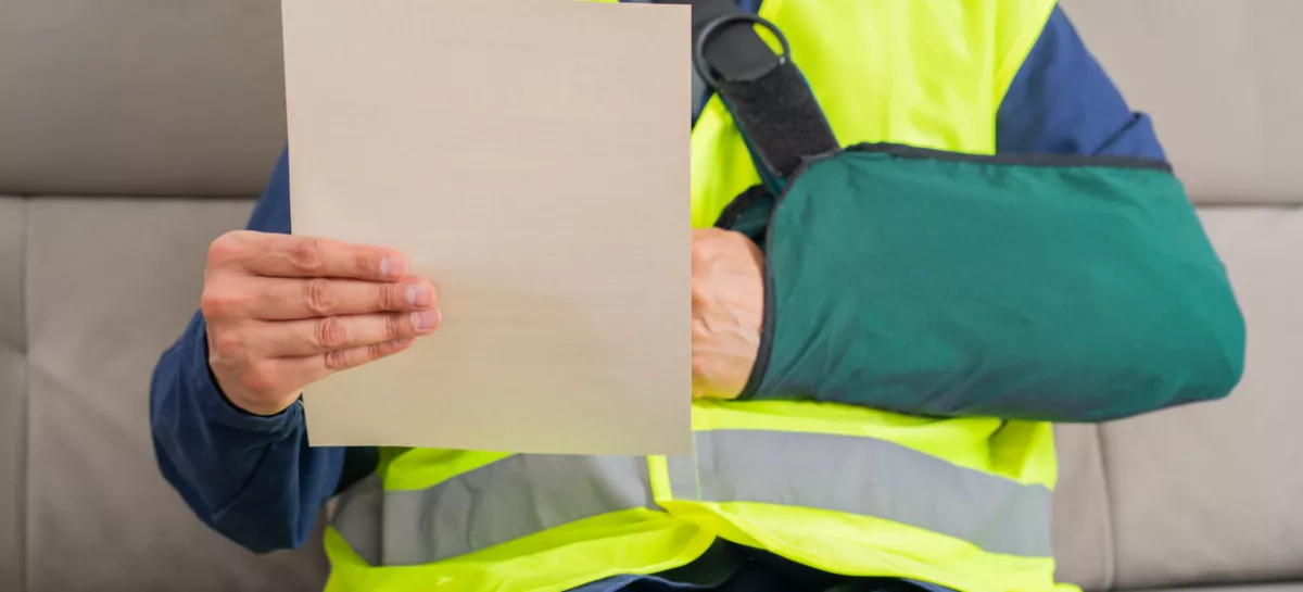 Reading letter about injury and repairman compensation paperwork, insurance, legal contract or lawyer consulting.People,attorney or advocate in negotiation, policy advice or accident report closeup / Foto: Cunaplus_m.faba, Getty Images