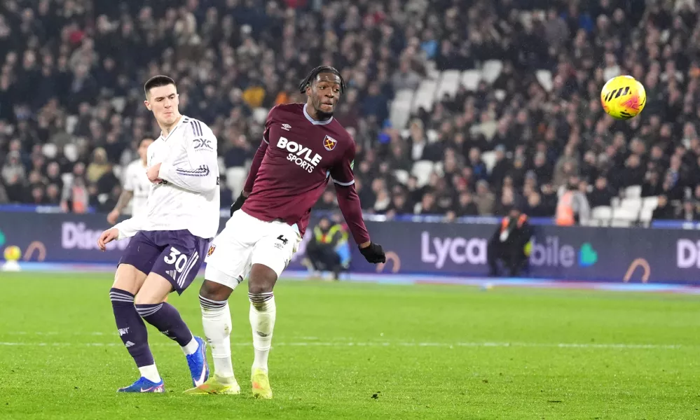 10 February 2026, United Kingdom, London: Manchester United's Benjamin Sesko (L) scores his side's first goal during the English Premier League soccer match between West Ham United and Manchester United at the London Stadium. Photo: Adam Davy/PA Wire/dpa