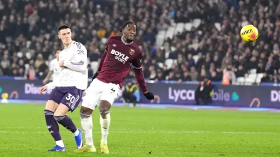 10 February 2026, United Kingdom, London: Manchester United's Benjamin Sesko (L) scores his side's first goal during the English Premier League soccer match between West Ham United and Manchester United at the London Stadium. Photo: Adam Davy/PA Wire/dpa