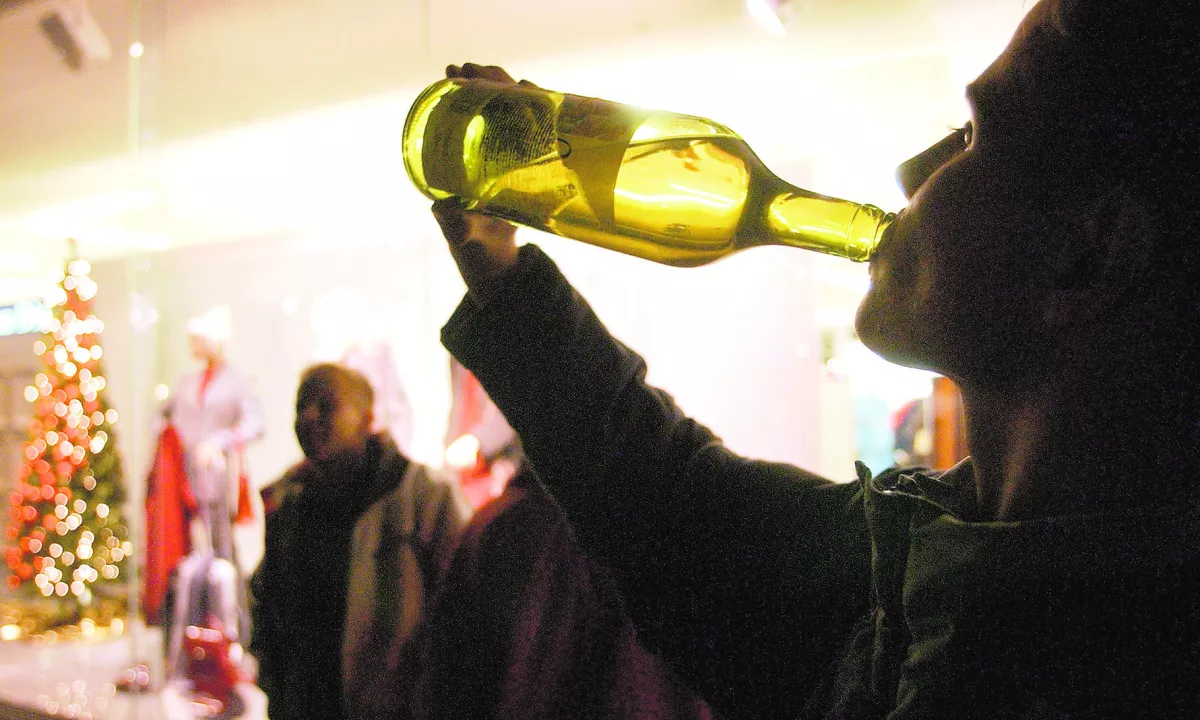 Raziskovalci želijo z novo študijo temeljito preveriti, ali vsakodnevno pitje alkohola res zelo škoduje zdravju.