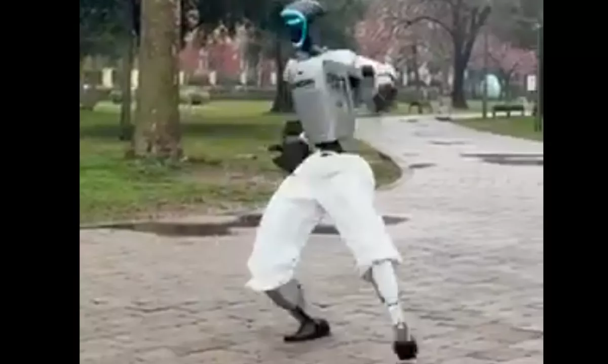 Na vprašanje, ali bo skočil z mostu, je v smehu odgovoril, da to ne bi bilo dobro za njegovo baterijo.