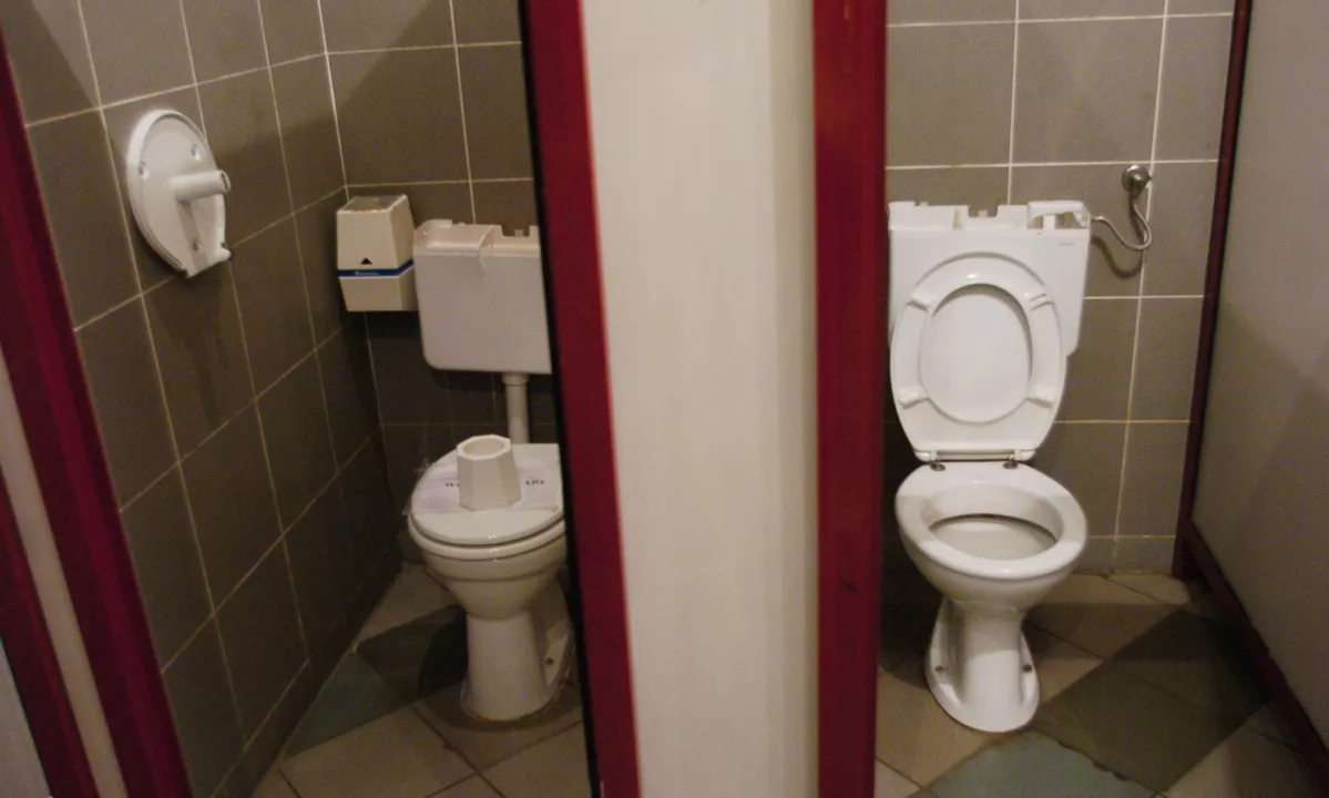 Odraslega moškega, ki je v stranišču lokala spolno napadel 17-letnico, so obsodili na tri leta zapora.