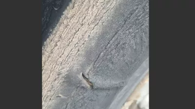 Uničena pnevmatika je le ena od &scaron;tevilnih nepravilnosti na nevarnem tovornjaku. Foto: PU Celje