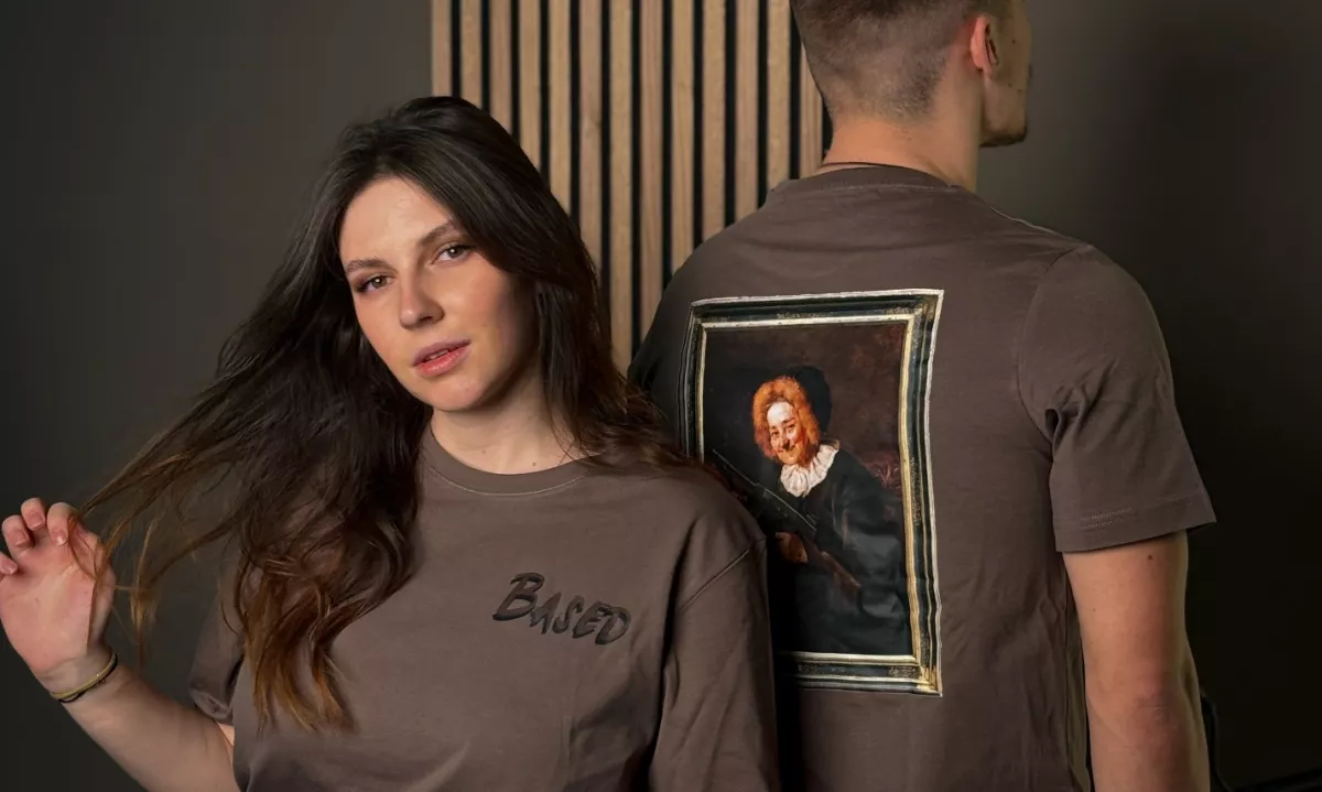 Ena najbolj prepoznavnih slovenskih slik, Kofetarica, je kavo zamenjala za brzostrelko in pristala na majici v spletni trgovini društva Nova smer.