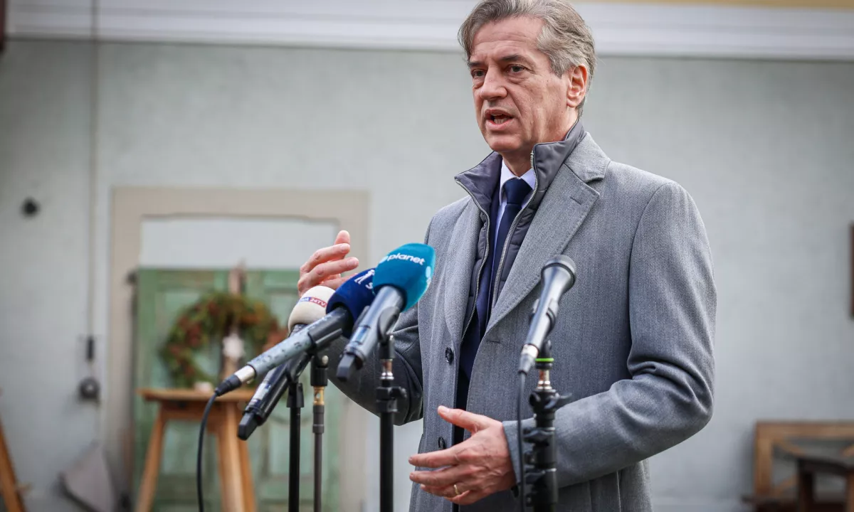 Golob je danes na družbenih omrežjih objavil račun in potrdilo o plačilu dopustovanja na Ugljanu.