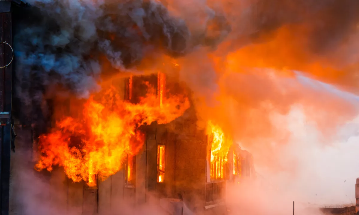 Prišel je s steklenico bencina, ga polil po notranjosti lokala in zanetil ogenj.