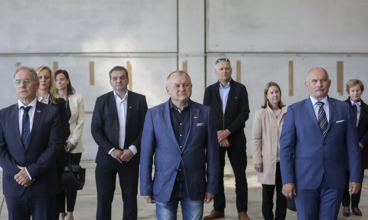 Sklicevali so se na izjemo, po kateri je mogoče brezplačno prevzeti opremo, “ki se prenaša v last njenega imetnika, za katerega ima posebno subjektivno vrednost in ni več primerna za opravljanje nalog upravljavca”.