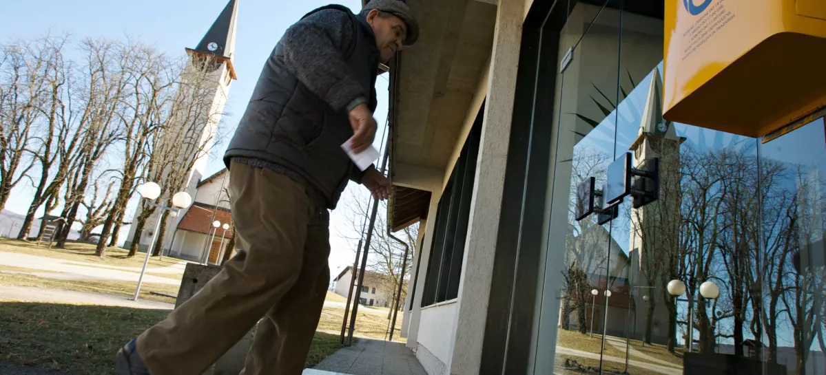 Po&scaron;ta, leva stran hi&scaron;e je bila včasih Banka, zdaj pa so vzeli tudi bankomat, reportaža Kočevska Reka, ,stavba, //FOTO: Jaka AdamičOPOMBA: ZA OBJAVO V ČASOPISU DNEVNIK / Foto: Jaka Adamič