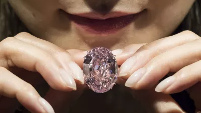 Diamant Pink Star, preden so ga na dražbi prodali za rekordnih 71,2 milijona dolarjev. / Foto: Getty Images