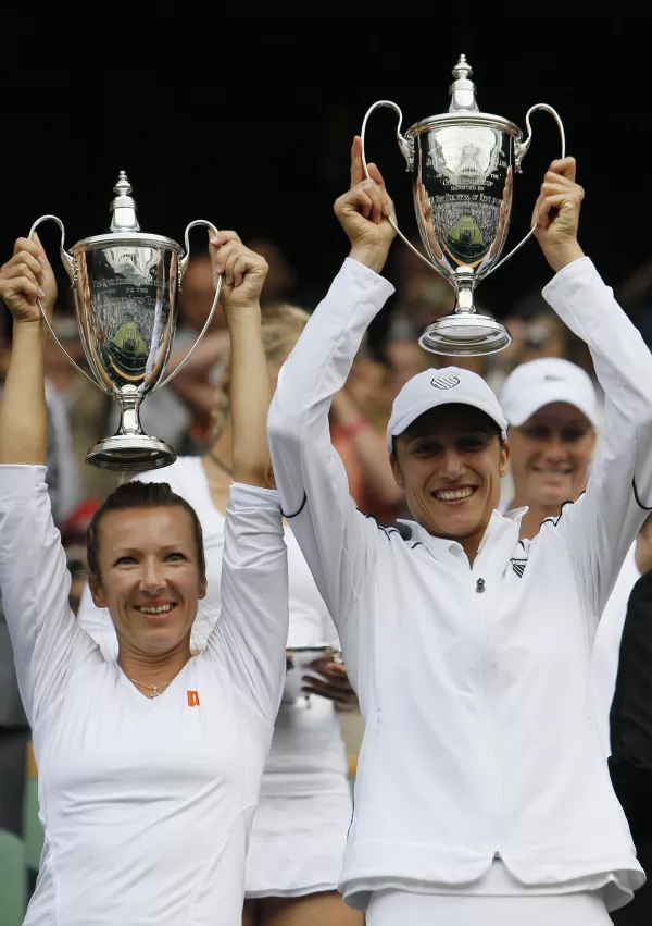 Kveta Peschke, left, of the Czech Republic and Slovenia's Katarina Srebotnik celebrate with their trophies after defeating Germany's Sabine Lisicki and Australia's Samantha Stosur in the ladies' doubles final against at the All England Lawn Tennis Championships at Wimbledon, Saturday, July 2, 2011.(AP Photo/Alastair Grant) / Foto: Alastair Grant