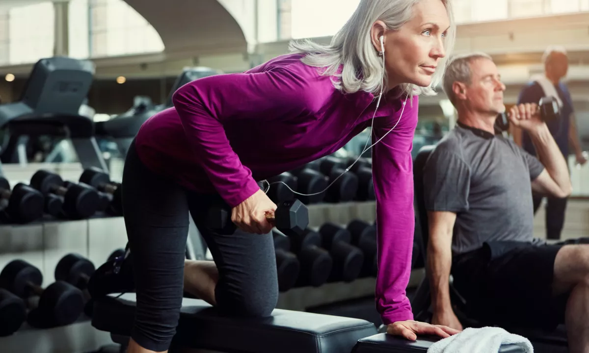 Poleg ustrezne prehrane je izjemno pomembna telesna dejavnost večino dni v tednu, saj lahko vadba bistveno izboljša raven holesterola.