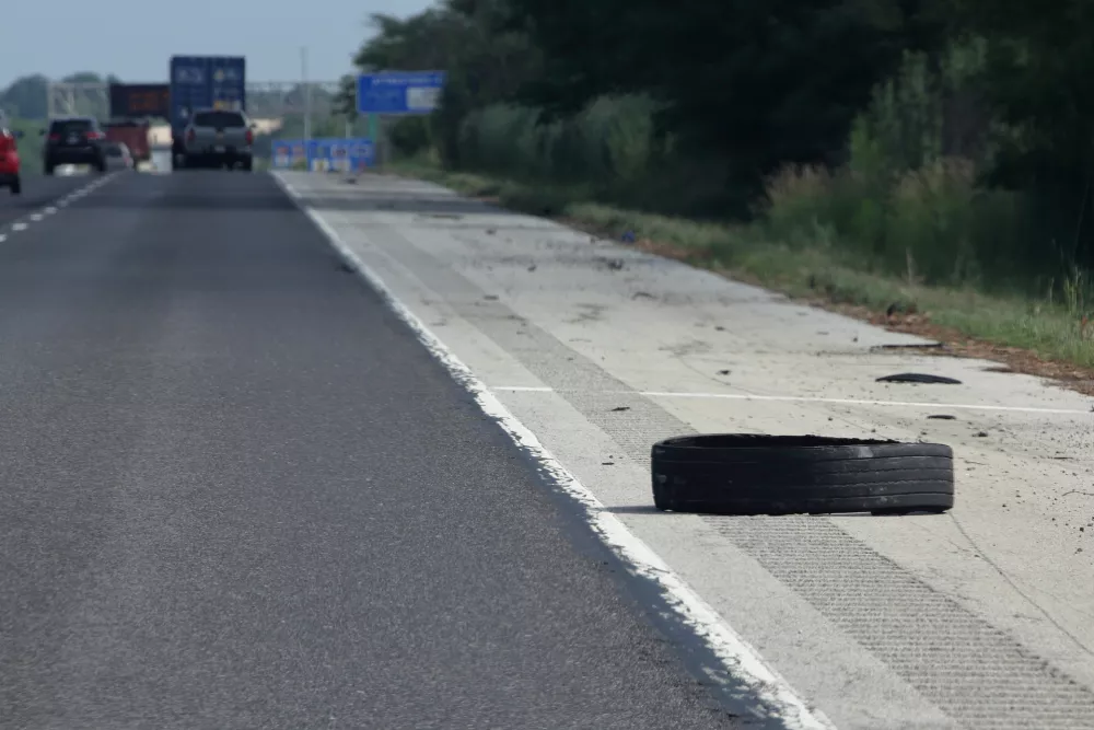 A piece of tire comes off a semi and lies on the shoulder of I55 / Foto: Chimperil59