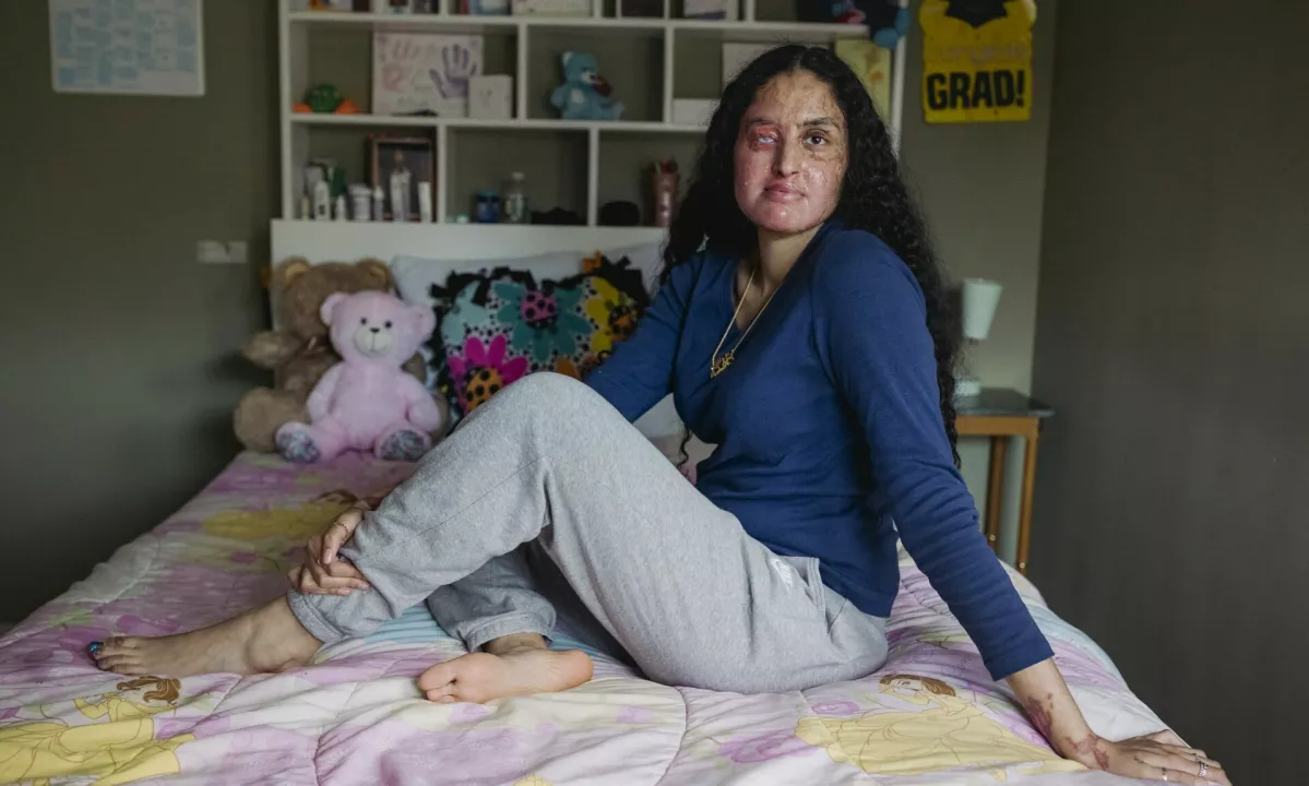 Grozovit napad s kislino, v katerem je moški sredi New Yorka v obraz mlade ženske vrgel žveplovo kislino, je dobil epilog. Policija je izsledila napadalca, in sicer zato, ker je na spletu objavil rap skladbo o svojem dejanju.