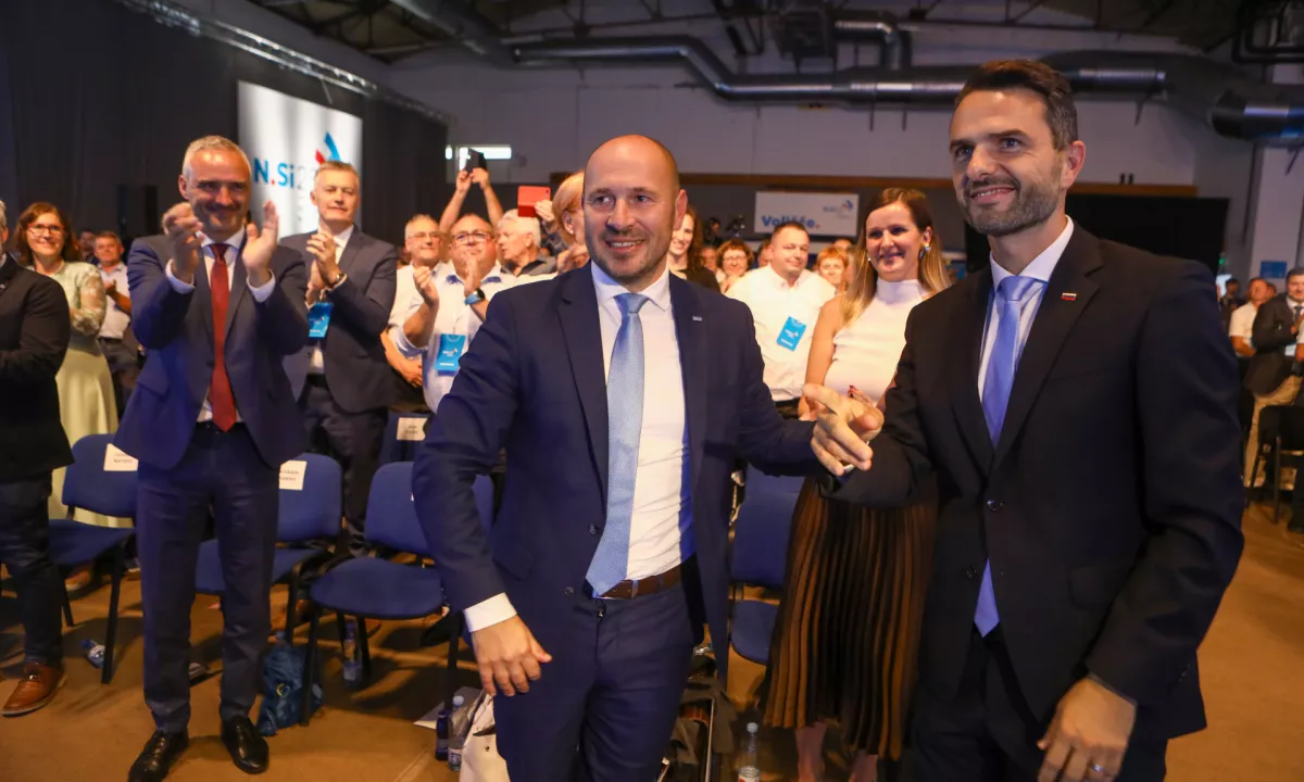 Poslanci NSi so po tem, ko je bil v aferi Knovs zoper njih vložen obtožni predlog, napadli tožilstvo, češ da so za njihovim pregonom politični motivi. Svojih navedb dodatno ne argumentirajo.