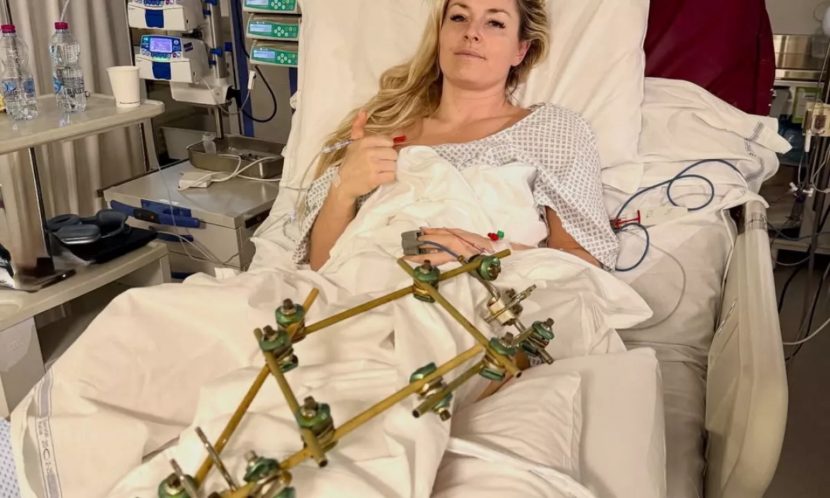 Ameriška smučarka Lindsey Vonn je po nedeljskem padcu na smukaški preizkušnji v bolnišnici v Trevisu prestala tri operacije.