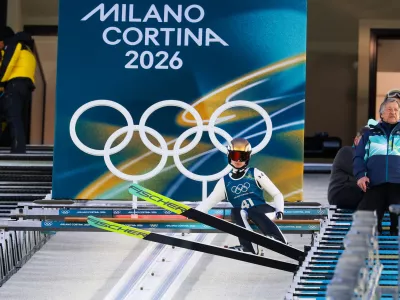 Italija, Predazzo.Zimske olimpijske igre 2026.Smucarski skoki, zenski trening na veliki skakalnici.Slovenska skakalka Nika Vodan.