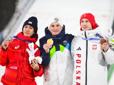 Italija, Predazzo.Zimske olimpijske igre 2026.Smucarski skoki, velika skakalnica, moski.Prejemniki medalj Ren Nikaido, Domen Prevc in Kacper Tomasiak.