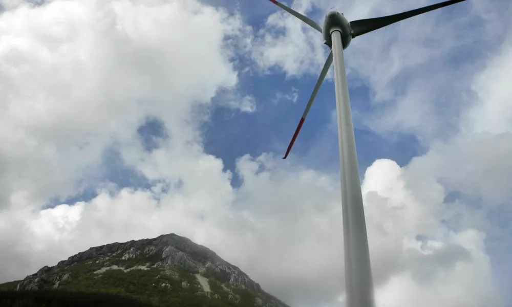  - druga elektrarna na veter v Sloveniji - elektri?na energija - energetika - vetrnica - 22.04.2014 Razdrto - Vetrna elektrarna Nanos - stolp vetrnice je visok 53 metrov, elisa meri v premeru 44 metrov, mo? naprave pa je 910 kilovatov - proizvedla bo predvidoma 1,6 gigavatne ure elektri?ne energije. //FOTO: Bojan Velikonja