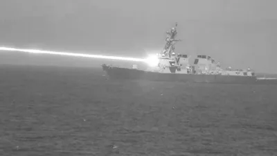 Sistemi oddajajo visokokoncentriran snop energije s svetlobno hitrostjo. Vir: ameri&scaron;ka mornarica