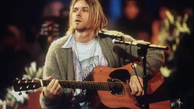 Pevec Nirvane Kurt Cobain med akustičnim nastopom v New Yorku, med katerim je nastal tudi kultni album Unplugged in New York. F Getty Images