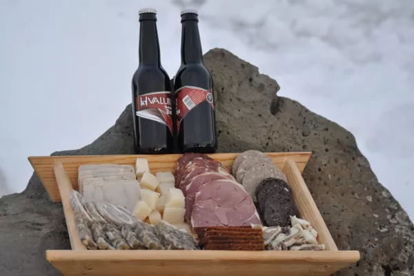 Pivo hvalur 2 je zvarjeno iz klasičnih pivskih sestavin, posebnost pa je dodatek v obliki kitovih testisov, ki so bili predhodno soljeni in dimljeni nad posu&scaron;enimi ovčjimi iztrebki, kar naj bi pivu dodalo edinstven dimljen in rahlo mesnat okus. F Stedji Brewery 