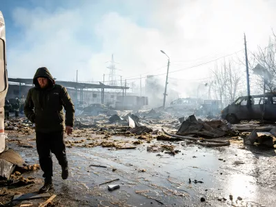 10 February 2026, Ukraine, Slovyansk: A resident walks near one of the sites hit by multiple Russian guided bombs in Slovyansk. Photo: Tommaso Fumagalli/ZUMA Press Wire/dpa / Foto: Tommaso Fumagalli